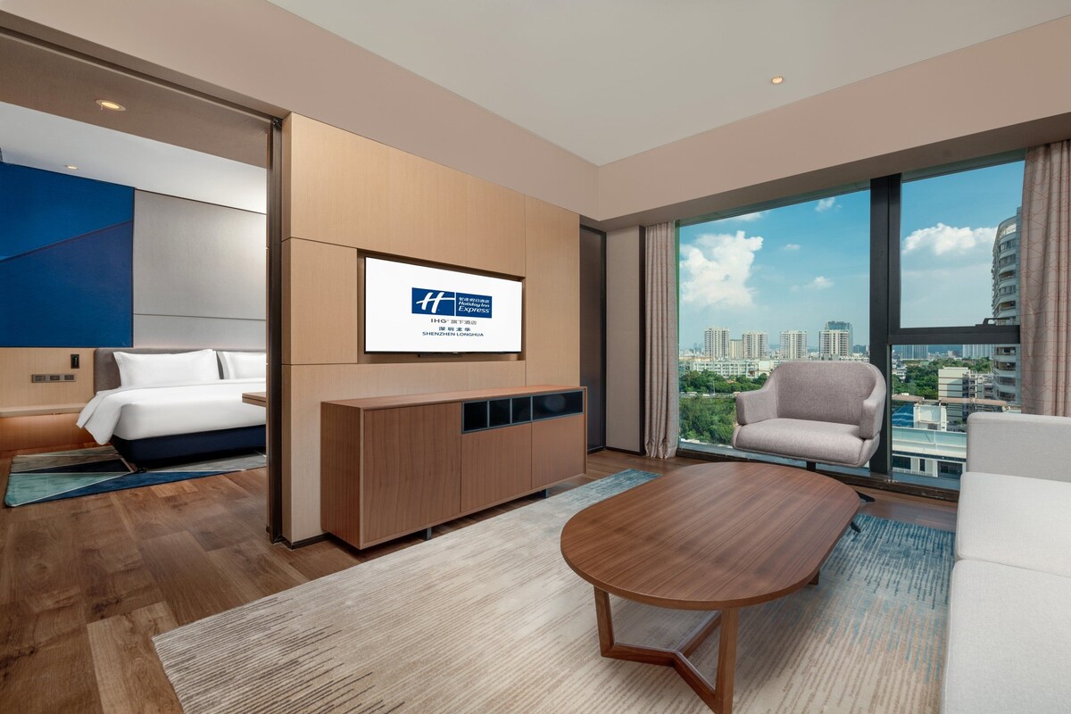 Suite, 1 slaapkamer, uitzicht op de stad (Living Area) | Luxe beddengoed, donsdekens, pillowtop-bedden, een kluis op de kamer