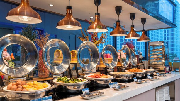 Een buffet met diverse gerechten en een modern interieur.
