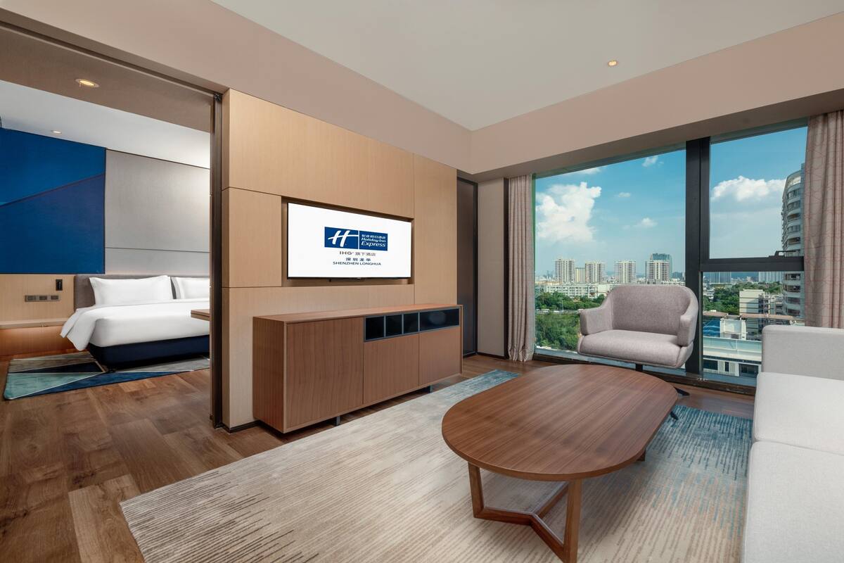 Suite, 1 habitación, vistas a la ciudad (Living Area) | Ropa de cama de alta calidad y edredones de plumas