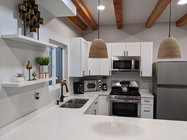 Réfrigérateur, micro-ondes, four, plaque de cuisson