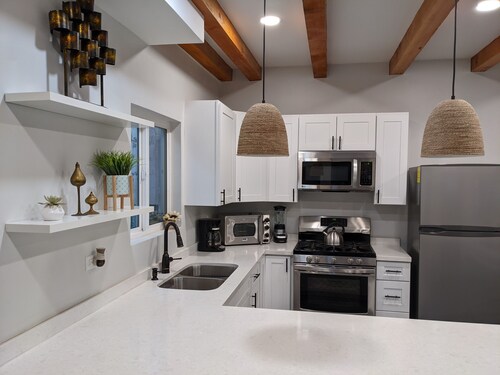 Brand New Studio, Confortable, and gated parking, close to downtown.