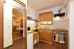 Fridge, oven, stovetop, coffee/tea maker