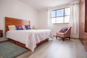 3 chambres, fer et planche à repasser, Wi-Fi, draps fournis