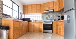 Micro-ondes, four, cafetière/bouilloire, bouilloire électrique