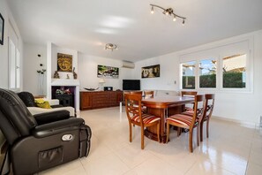 Dining - Villa for up to 10-12 people with air conditioning and 400m. to the sea. (Miami Playa)