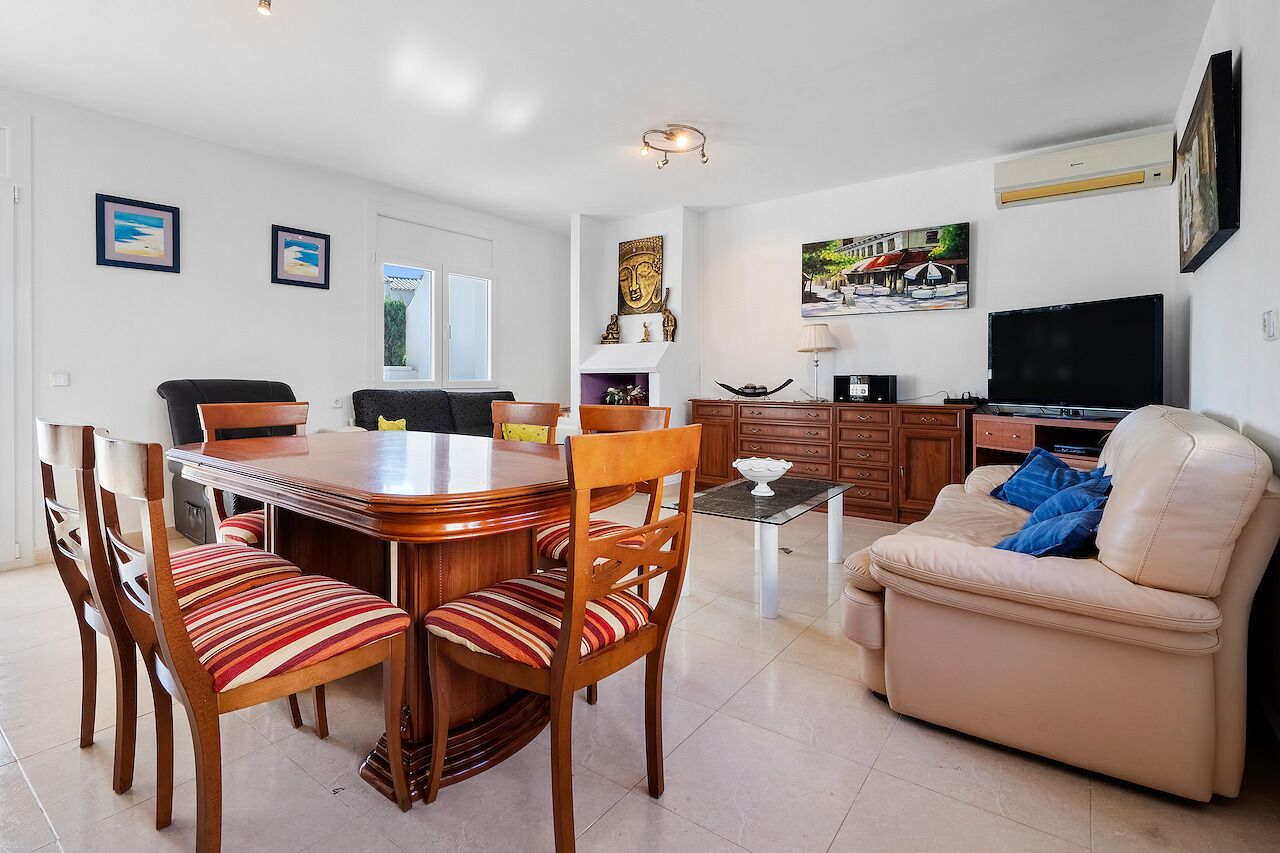Een televisie, een dvd-speler en een stereo