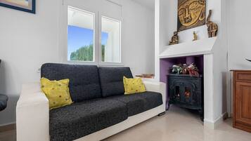 Een televisie, een dvd-speler en een stereo