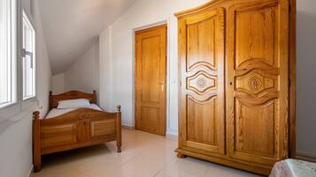 6 soverom, strykejern/-brett og wi-fi (inkludert)