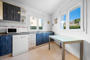 Fridge, microwave, oven, stovetop - Villa for up to 10-12 people with air conditioning and 400m. to the sea. (Miami Playa)