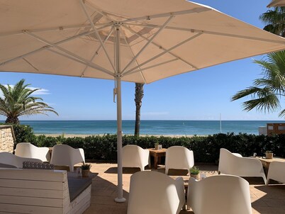 Villa for up to 10-12 people with air conditioning and 400m. to the sea.