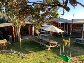 Outdoor dining - One bedroom unit, over the dunes to the beach (Te Kopuru)