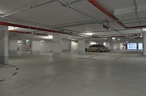 Eine mehrgeschossige Parkgarage mit Betonpfeilern und Laufstegen.