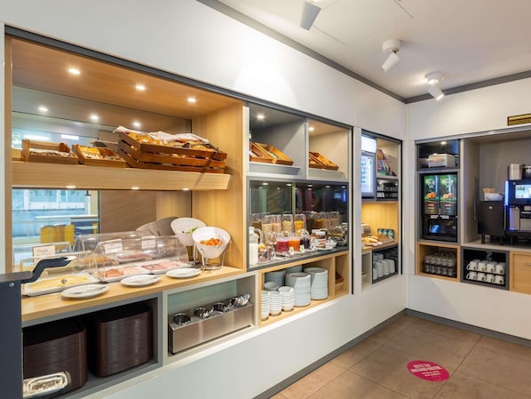Een ontbijtbuffet met diverse gerechten en drankjes.