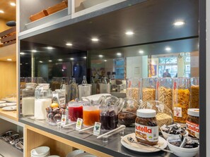 Un buffet de petit-déjeuner proposant une variété d'aliments et de boissons.