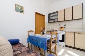 Appartement (Superior One Bedroom Apartment with T) | Woonkamer | Flatscreentelevisie