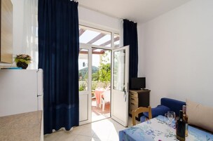 Apartamento (Superior One Bedroom Apartment with T) | Sala de estar | Una televisión de pantalla plana