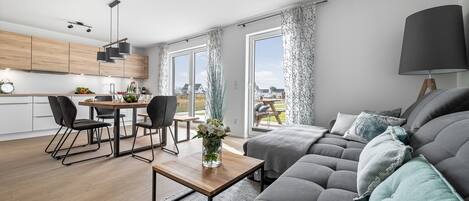 Een televisie en een open haard