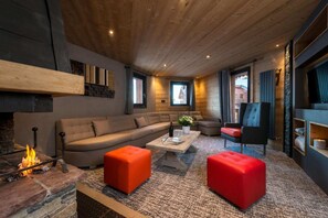 TV, fireplace - Chalet in Val Thorens near Ski Slopes (Val Thorens)
