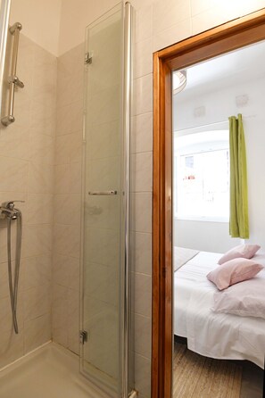 Studio (Studio Apartment) | Bathroom | Shower, towels