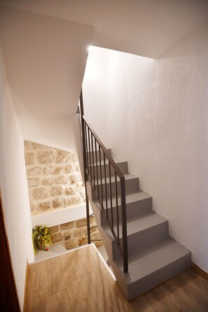 Apartment (Comfort Duplex One Bedroom Apartment) | Staircase