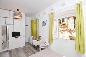 Studio (Studio Apartment)