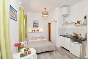 Studio (Studio Apartment)