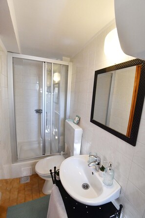 Apartment (Comfort Duplex One Bedroom Apartment) | Bathroom