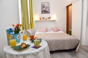 Studio (Studio Apartment) | Dining room
