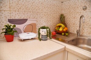 Apartment (Comfort Duplex One Bedroom Apartment) | Private kitchen
