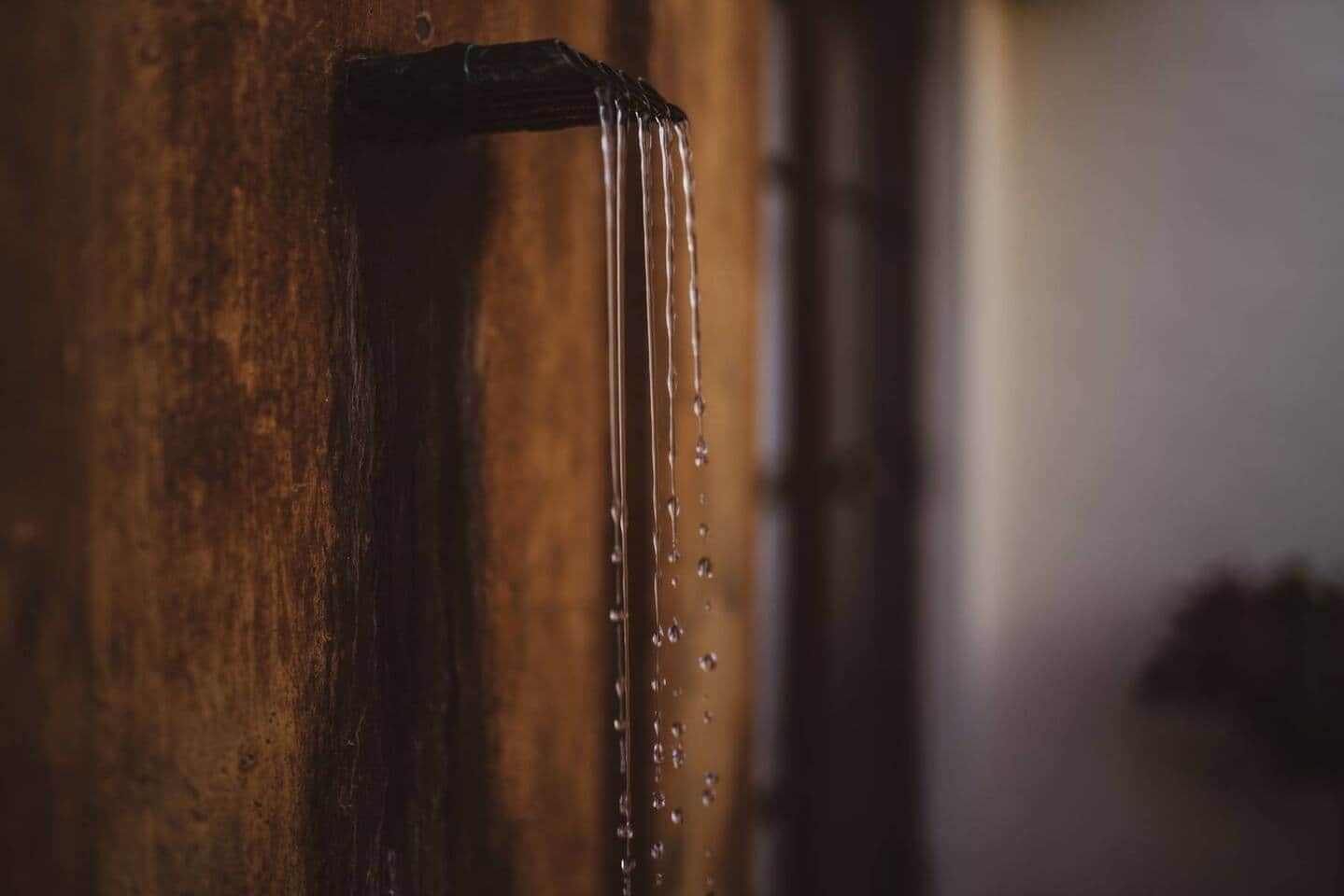 Een close-up van een kraan met stromend water.