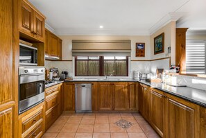 Kühlschrank, Mikrowelle, Ofen, Geschirrspüler