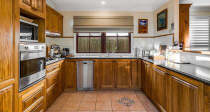 East Toowoomba, sleeps 6, opposite Queens Park