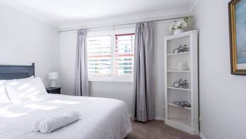 3 slaapkamers, een bureau, een strijkplank/strijkijzer, reisbedje