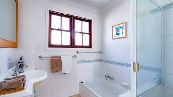 Vasca, asciugacapelli, asciugamani, sapone