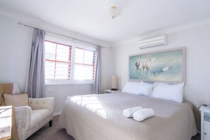 3 bedrooms, desk, iron/ironing board, travel cot - East Toowoomba, sleeps 6, opposite Queens Park (East Toowoomba)