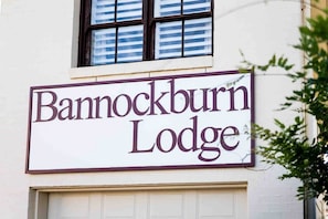 Ein Schild für Bannockburn Lodge.
