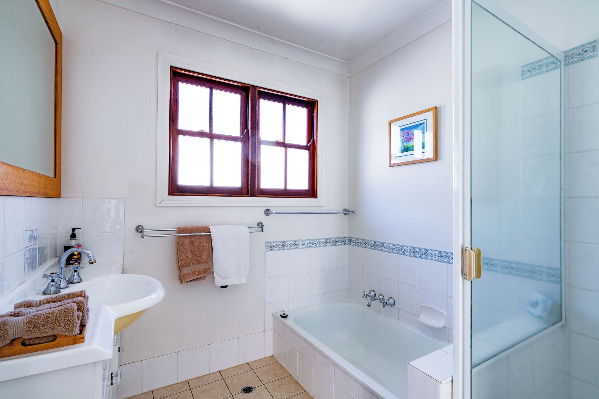 Badkar, hårtork, handdukar och tvål