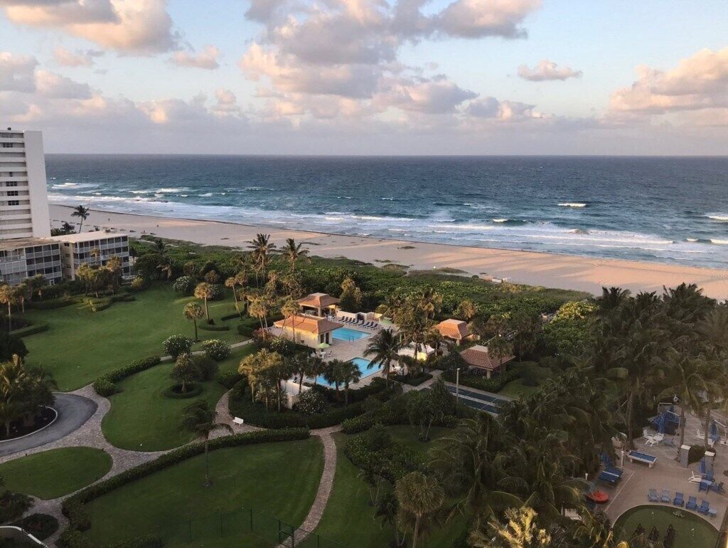 Beach nearby, sun loungers, beach towels