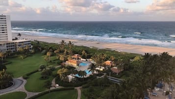 Beach nearby, sun loungers, beach towels