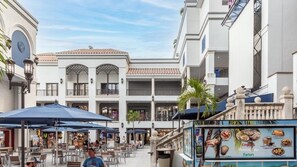 Outdoor dining - Fort Lauderdale | Oceanfront Getaway | Dining, Shops & Pool (Fort Lauderdale)