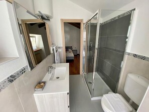 Shower - Monnaies 23: Characteristic two-room apartment in the Center (Aosta)