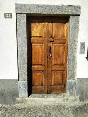Exterior detail - Monnaies 23: Characteristic two-room apartment in the Center (Aosta)