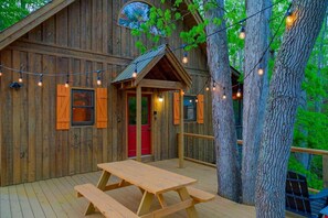 Outdoor dining - Camp Bell at Twin Rivers - Cozy Riverfront Cabin (Demorest)