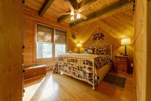 2 bedrooms, WiFi - Camp Bell at Twin Rivers - Cozy Riverfront Cabin (Demorest)