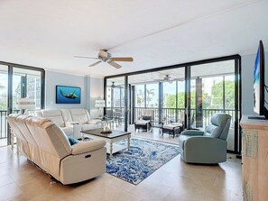 Smart TV, libri, impianto stereo, stampante