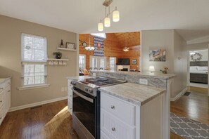 Fridge, microwave, oven, stovetop - Rest and Be Thankful - Cozy Retreat Near Downtown (Helen)