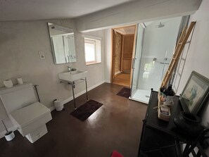 Badewanne, Haartrockner, Handtücher