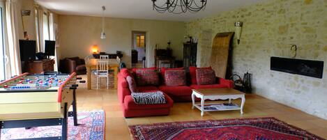 Televisie, een dvd-speler, tafelvoetbal en een tafeltennistafel