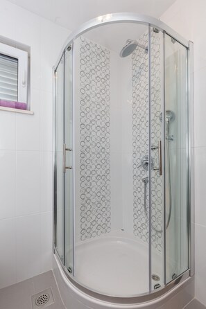 Apartment (Comfort Two Bedroom SeaView Apartment) | Bathroom - Apartments Villa Enzian (Zupa dubrovacka)