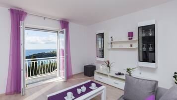 Apartment (Comfort Two Bedroom SeaView Apartment) | Wohnzimmer | 25-Zoll-Flachbildfernseher mit Kabelempfang, Fernseher